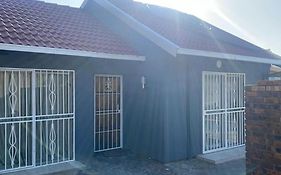 Home In Suideoord, Jhb South